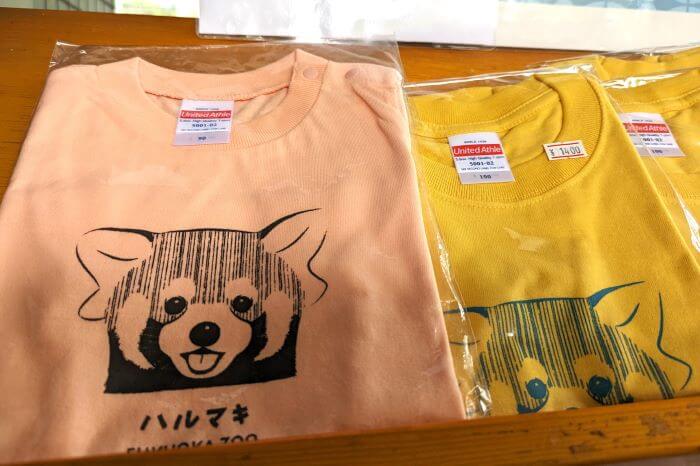福岡市動物園のこども動物園食堂横で販売されている、子ども用のTシャツの画像。福岡市動物園で実際に飼育されているレッサーパンダのハルマキの絵がプリントされている。